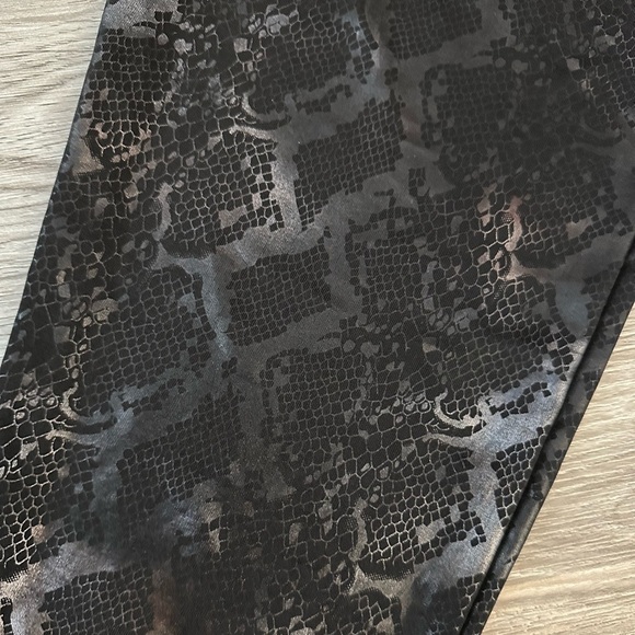 Snake Print Faux Leather Leggings NWOT - Picture 5 of 7